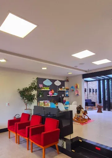 Sala de espera acolhedora do consultório de psicologia infantil em Valinhos